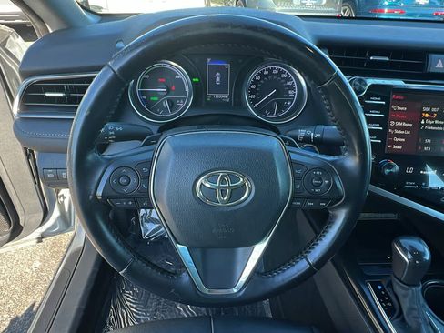Used 2020 Toyota Camry SE w/ Sunroof Package FWD image 18