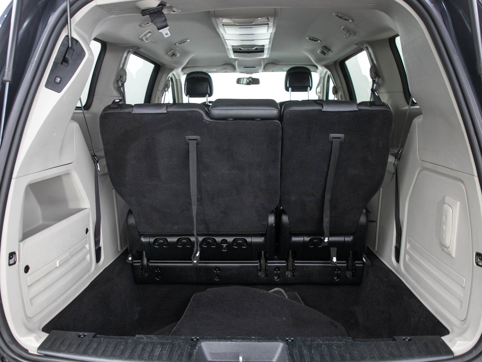 Used 2013 Chrysler Town & Country Touring FWD image 9