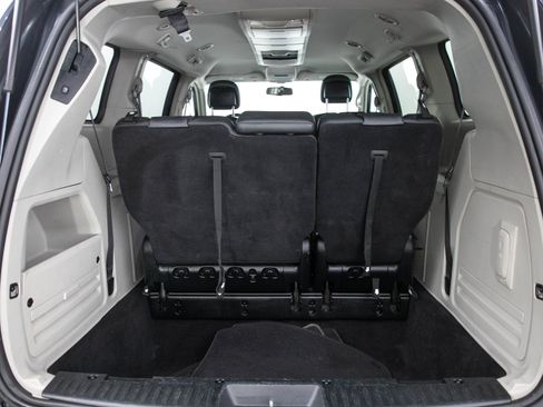 Used 2013 Chrysler Town & Country Touring FWD image 9