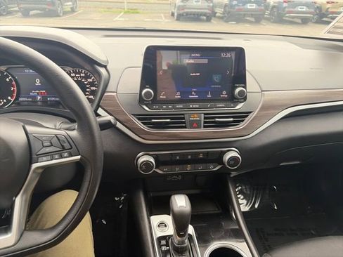 Used 2024 Nissan Altima 2.5 SV image 17
