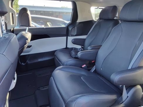Used 2024 Kia Carnival SX Prestige FWD image 11
