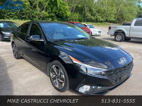 Used 2023 Hyundai Elantra Limited w/ Preferred Accessory Package FWD image 2