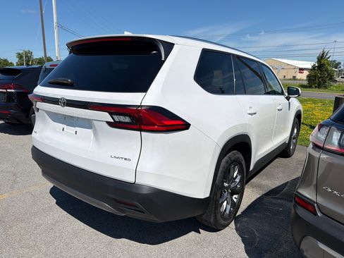 Used 2024 Toyota Grand Highlander AWD image 7