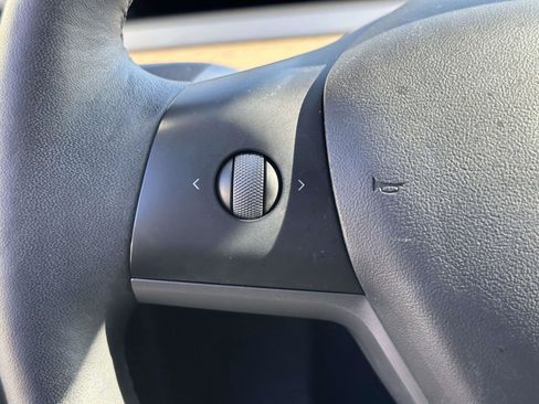 Used 2022 Tesla Model Y Long Range AWD/4WD image 23