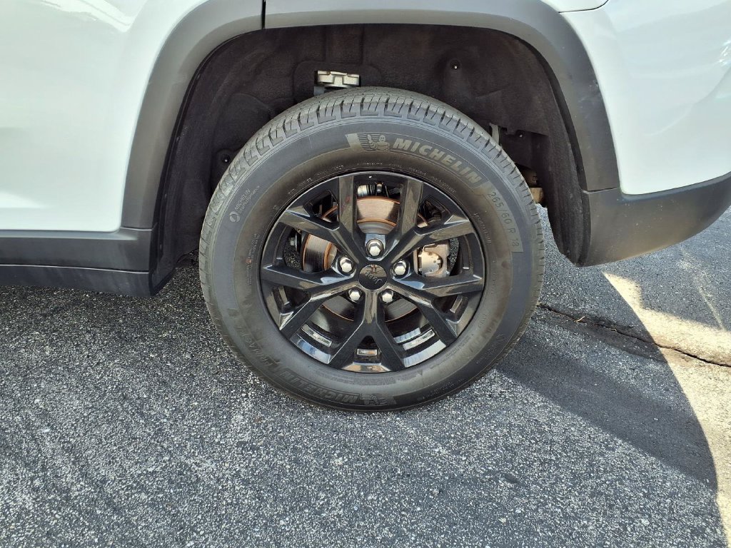 Used 2024 Jeep Grand Cherokee Altitude AWD/4WD image 23