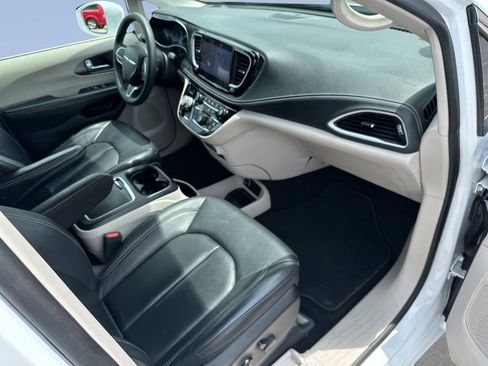 Used 2022 Chrysler Pacifica Touring-L w/ Uconnect Theater Family Group FWD image 25