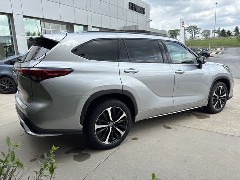 Used 2022 Toyota Highlander XSE AWD/4WD image 2