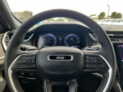 Used 2025 Jeep Grand Cherokee Limited RWD image 16