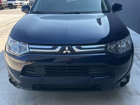 Used 2014 Mitsubishi Outlander SE image 2