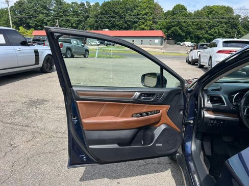 Used 2018 Subaru Outback 3.6R Touring AWD/4WD image 11