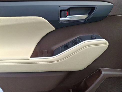 Certified 2021 Toyota Highlander XLE image 13