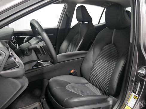 Used 2024 Toyota Camry SE image 10