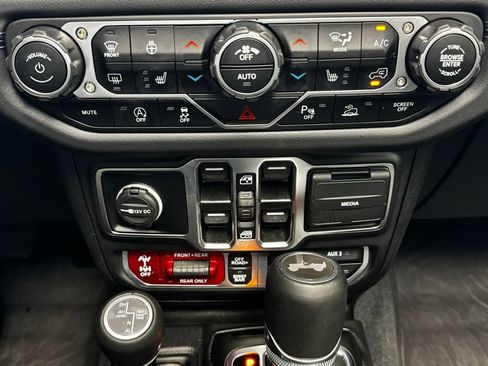 Used 2024 Jeep Wrangler Unlimited Rubicon AWD/4WD image 19