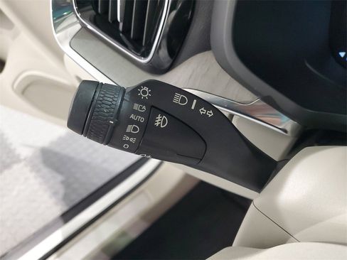 Used 2021 Volvo V60 T5 Cross Country image 28