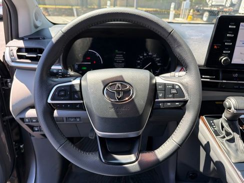 Used 2024 Toyota Sienna XLE w/ XLE Plus Package AWD/4WD image 15