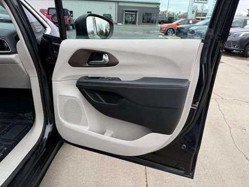 Used 2023 Chrysler Voyager LX FWD image 18