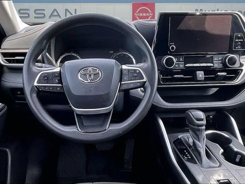 Used 2023 Toyota Highlander L FWD image 8