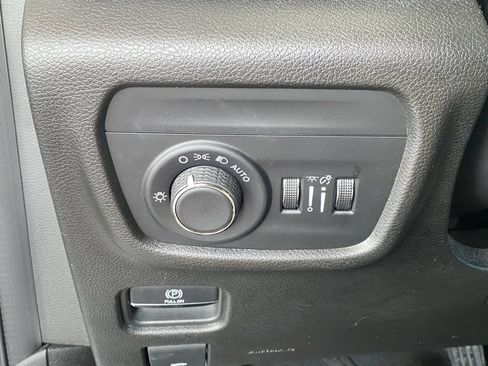 Used 2023 Jeep Grand Cherokee L Laredo RWD image 21