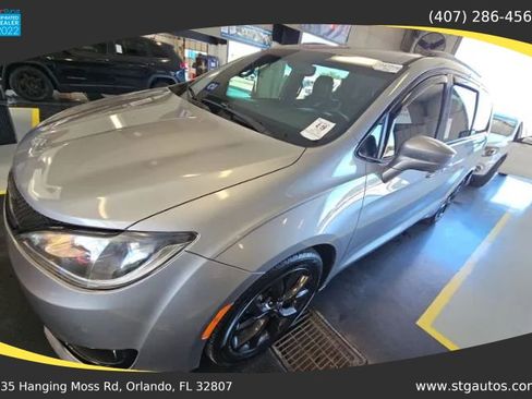 Used 2020 Chrysler Pacifica Touring-L w/ S Appearance Package FWD image 1