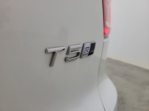 Used 2019 Volvo XC40 T5 R-Design image 8