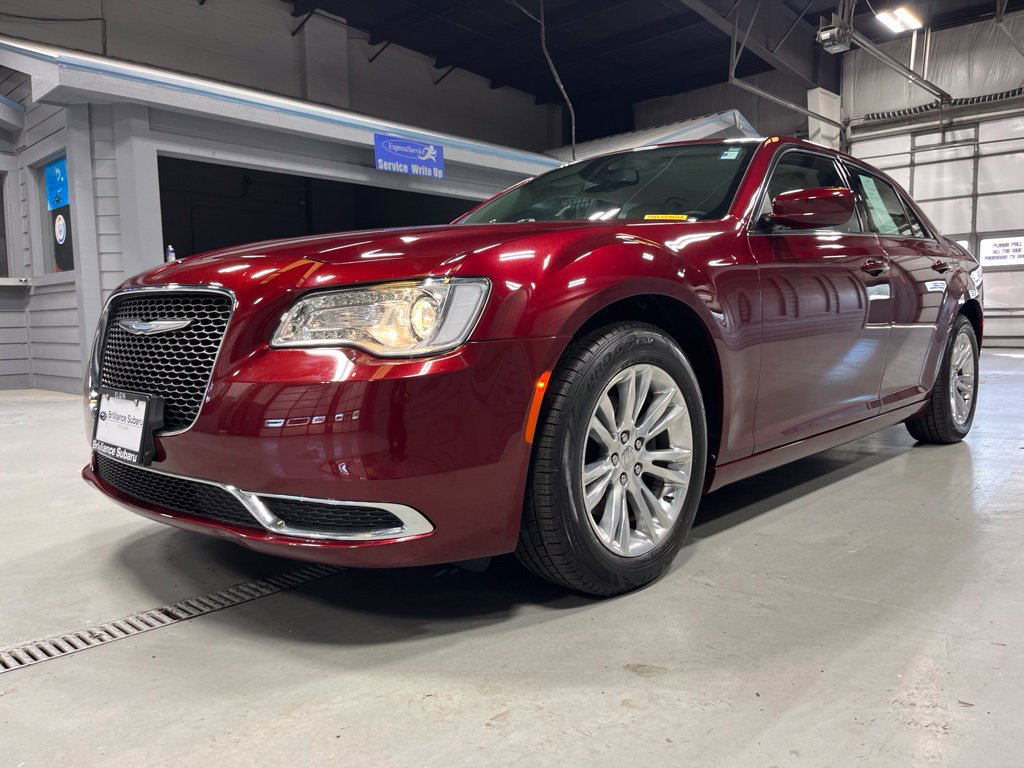 Used 2018 Chrysler 300 Touring L RWD image 3