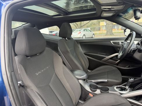 Used 2017 Hyundai Veloster Value Edition image 19