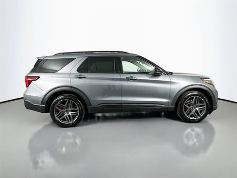 Used 2025 Ford Explorer ST-Line w/ ST-Line Street Pack image 8