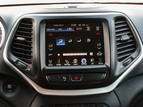 Used 2018 Jeep Cherokee Trailhawk AWD/4WD image 17