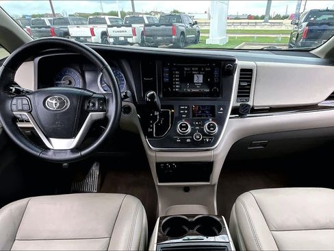 Used 2016 Toyota Sienna XLE w/ XLE Navigation Package FWD image 16