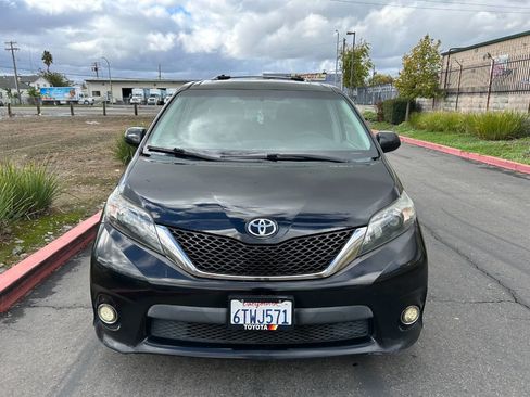Used 2011 Toyota Sienna SE image 8