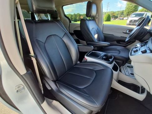 Used 2024 Chrysler Pacifica Touring-L FWD image 34