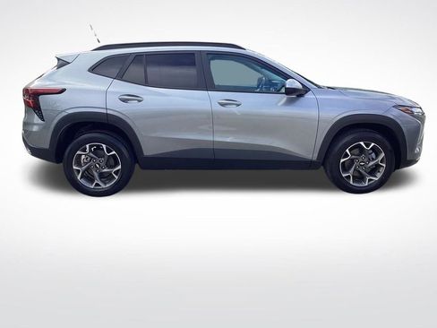 Used 2025 Chevrolet Trax LT w/ LT Convenience Package FWD image 11