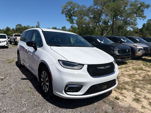 Used 2024 Chrysler Pacifica Limited FWD image 3