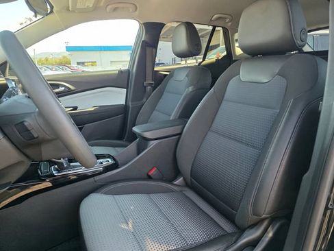 Used 2025 Chevrolet Trax LT FWD image 24