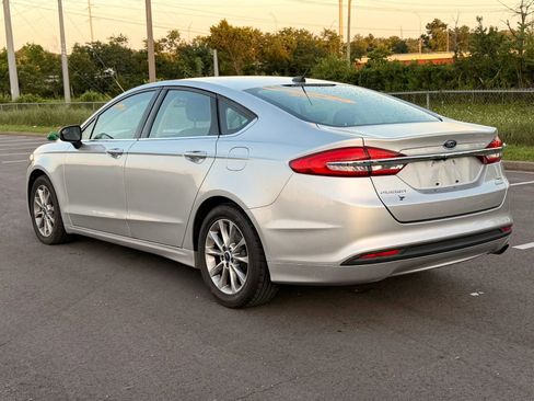 Used 2017 Ford Fusion SE FWD image 3
