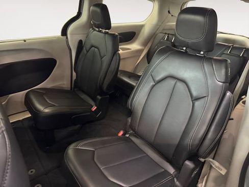 Used 2024 Chrysler Pacifica Touring-L FWD image 20