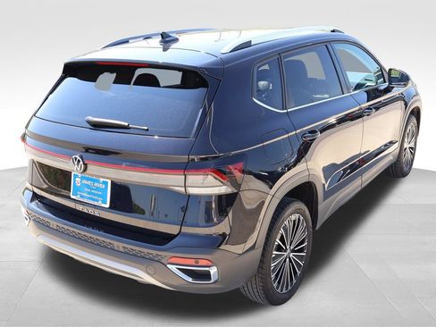 Used 2025 Volkswagen Taos SE FWD image 5