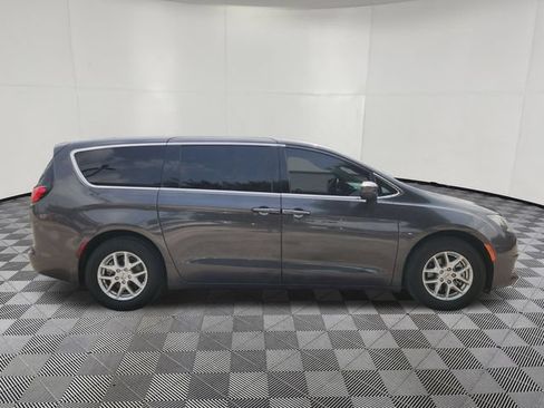 Used 2022 Chrysler Voyager LX FWD image 4