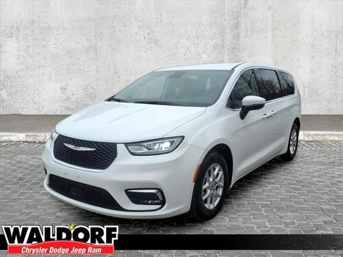 Used 2023 Chrysler Pacifica Touring-L image 5