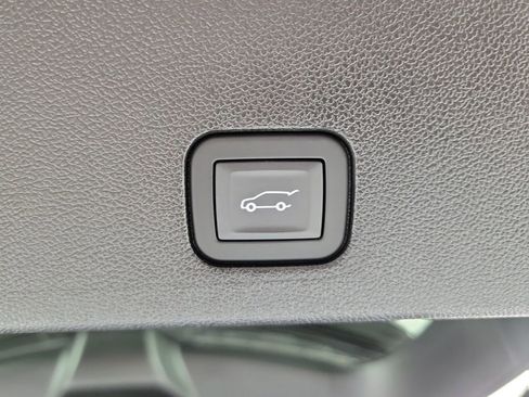 Used 2025 Cadillac XT6 Premium Luxury FWD image 9