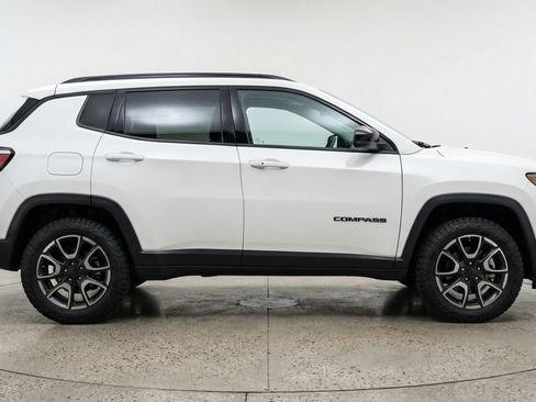 Used 2025 Jeep Compass Trailhawk AWD/4WD image 11