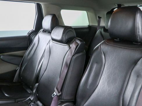 Used 2025 Kia Carnival FWD image 24