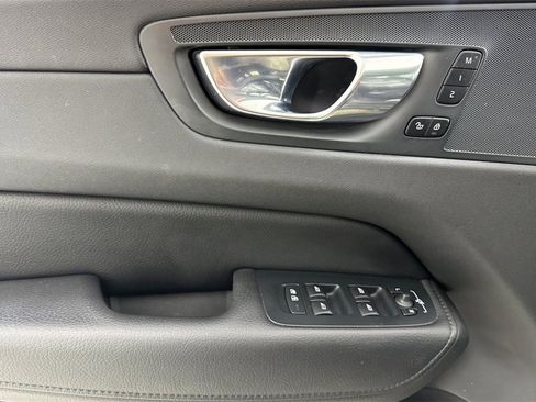 Used 2021 Volvo XC60 T5 Momentum image 11