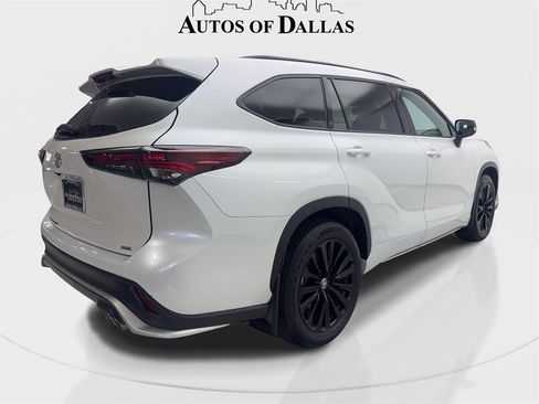 Used 2024 Toyota Highlander FWD image 6