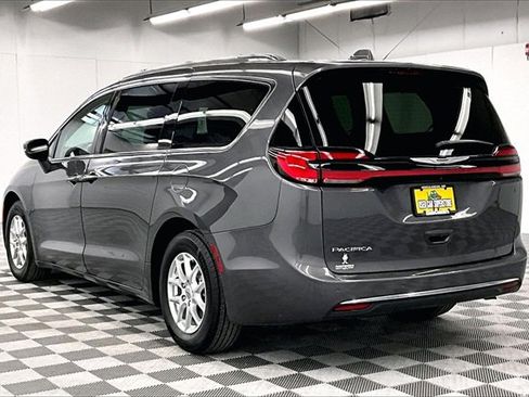 Used 2021 Chrysler Pacifica Touring-L w/ Uconnect Theater Family Group image 2