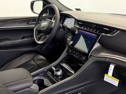 New 2025 Jeep Grand Cherokee Limited w/ Luxury Tech Group II image 10