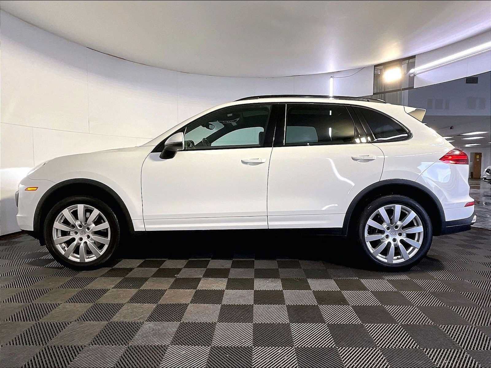 Certified 2016 Porsche Cayenne AWD/4WD image 2