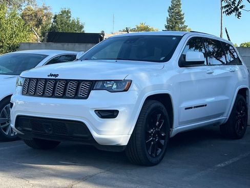 Used 2022 Jeep Grand Cherokee Laredo X RWD image 2