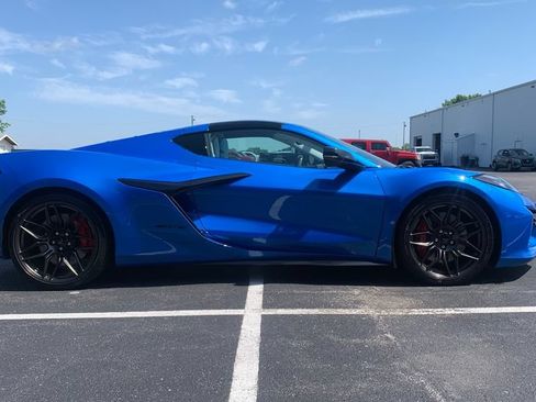Used 2024 Chevrolet Corvette Z06 RWD image 9
