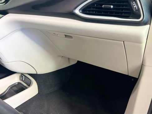 Used 2023 Chrysler Pacifica Touring-L image 34